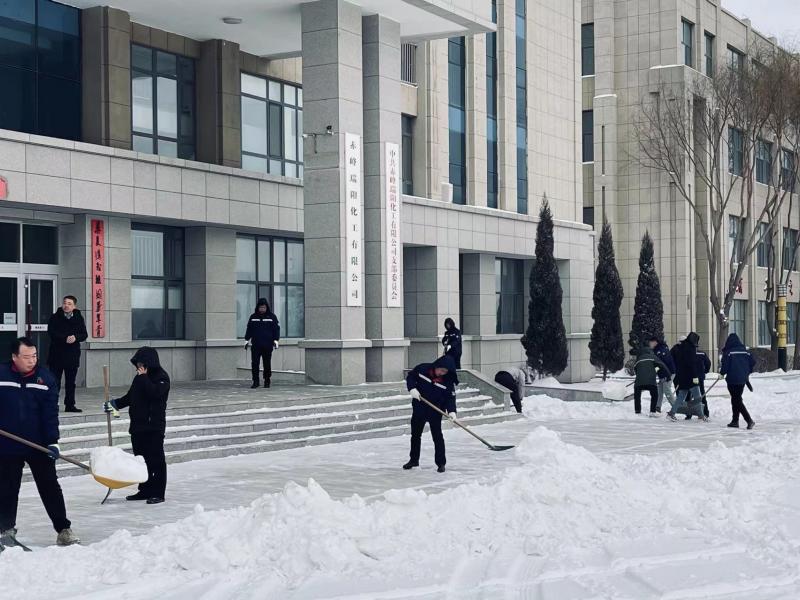 不畏嚴(yán)寒，除雪保安全出行